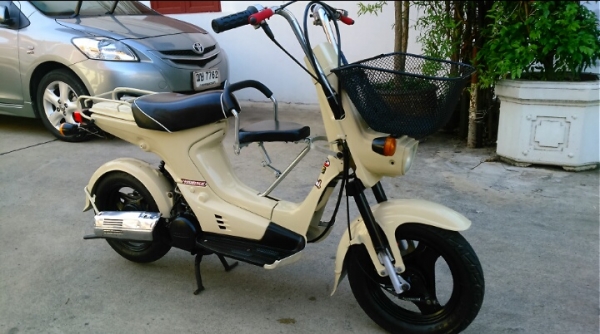 ((เส๊จไปอีกคัน)) ขายรถป๊อบ HONDA คลาสสิค 50 cc. สีครีม สภาพดีพร้อมใช้งาน เครื่องดี สตาร์ดติดง่าย เสียงเงียบ สีไหม่ทั้งคัน ระบบไฟใช้ได้ปกติ รถสวยคลาสสิค มีตะกร้าหน้า มีเบาะนั่งหน้าของเด็ก แถมป้ายทะเบียนญี่ปุ่น 1แผ่นเลขตอง555 ขอขาย 9900 บาท K.tum จ้าวเก่าภู