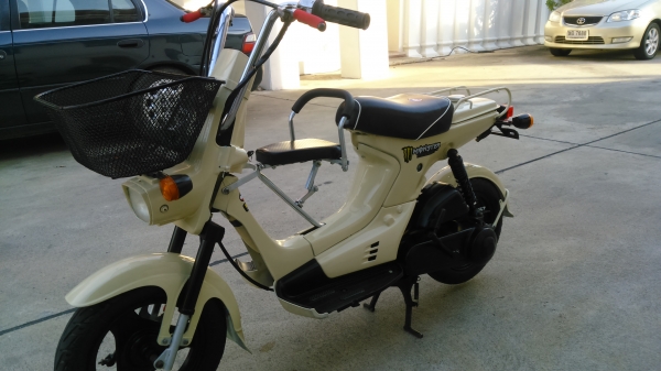 ((เส๊จไปอีกคัน)) ขายรถป๊อบ HONDA คลาสสิค 50 cc. สีครีม สภาพดีพร้อมใช้งาน เครื่องดี สตาร์ดติดง่าย เสียงเงียบ สีไหม่ทั้งคัน ระบบไฟใช้ได้ปกติ รถสวยคลาสสิค มีตะกร้าหน้า มีเบาะนั่งหน้าของเด็ก แถมป้ายทะเบียนญี่ปุ่น 1แผ่นเลขตอง555 ขอขาย 9900 บาท K.tum จ้าวเก่าภู