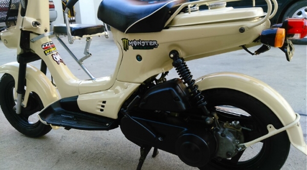 ((เส๊จไปอีกคัน)) ขายรถป๊อบ HONDA คลาสสิค 50 cc. สีครีม สภาพดีพร้อมใช้งาน เครื่องดี สตาร์ดติดง่าย เสียงเงียบ สีไหม่ทั้งคัน ระบบไฟใช้ได้ปกติ รถสวยคลาสสิค มีตะกร้าหน้า มีเบาะนั่งหน้าของเด็ก แถมป้ายทะเบียนญี่ปุ่น 1แผ่นเลขตอง555 ขอขาย 9900 บาท K.tum จ้าวเก่าภู
