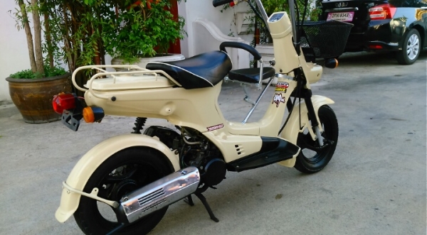 ((เส๊จไปอีกคัน)) ขายรถป๊อบ HONDA คลาสสิค 50 cc. สีครีม สภาพดีพร้อมใช้งาน เครื่องดี สตาร์ดติดง่าย เสียงเงียบ สีไหม่ทั้งคัน ระบบไฟใช้ได้ปกติ รถสวยคลาสสิค มีตะกร้าหน้า มีเบาะนั่งหน้าของเด็ก แถมป้ายทะเบียนญี่ปุ่น 1แผ่นเลขตอง555 ขอขาย 9900 บาท K.tum จ้าวเก่าภู