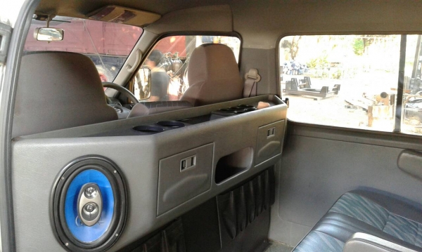 รถตู้นิสสันปี 06 ขาย 295000