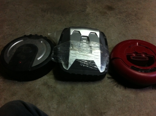 หุ่นยนต์ดูดฝุ่น(3 ตัว 500 บาท) เป็นเครื่องแบบปะแผ่นเพื่อเช็ด2 ตัว และอีก1 ตัวกวาดและดูด