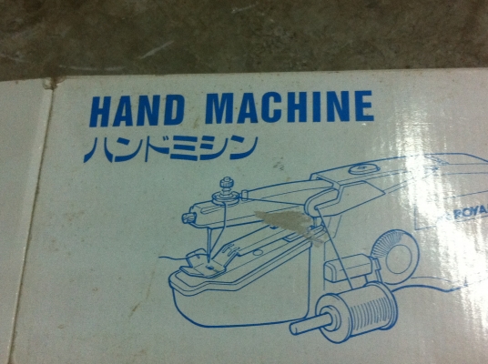 จักรเย็บผ้า ROYAL จากญี่ปุ่น เป็นจักรพกพาใช้แค่จับหรือยึดกับขอบโต็ะได้เลย