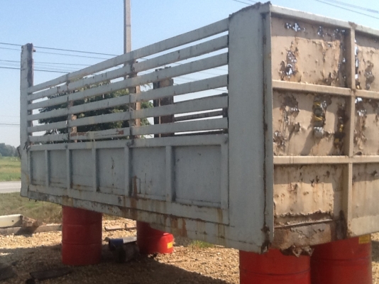 กระบะเหล็กสิบล้อ ทรงดี มีผุตามรูป