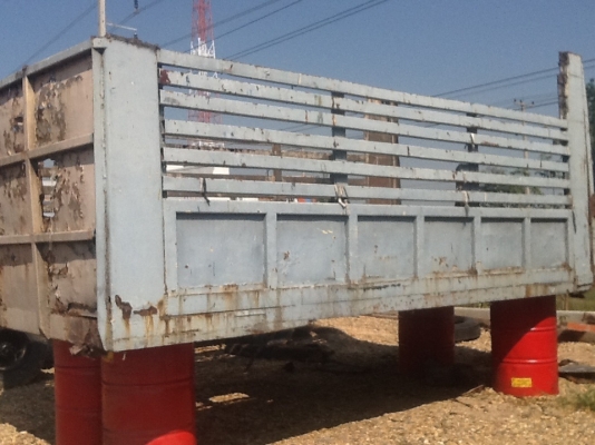 กระบะเหล็กสิบล้อ ทรงดี มีผุตามรูป