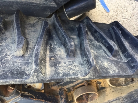 รถไถตีนตะขาบ ISEKI  AT 33  เหมาะสำหรับ 25 แรงม้า อุปกรณ์ครบ