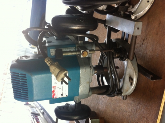 เร้าเตอร์'งานไม้ makita 3612BR พร้อมใช้งาน มีชุดตั้งขอบมาพร้อมกับดอกกัดไม้ เร้าเตอร์'งานไม้ makita 3612BR พร้อมใช้งาน มีชุดตั้งขอบมาพร้อมกับดอกกัดไม้