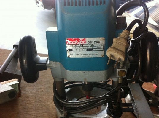 เร้าเตอร์'งานไม้ makita 3612BR พร้อมใช้งาน มีชุดตั้งขอบมาพร้อมกับดอกกัดไม้