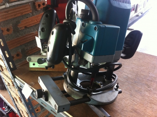 เร้าเตอร์'งานไม้ makita 3612BR พร้อมใช้งาน มีชุดตั้งขอบมาพร้อมกับดอกกัดไม้ เร้าเตอร์'งานไม้ makita 3612BR พร้อมใช้งาน มีชุดตั้งขอบมาพร้อมกับดอกกัดไม้