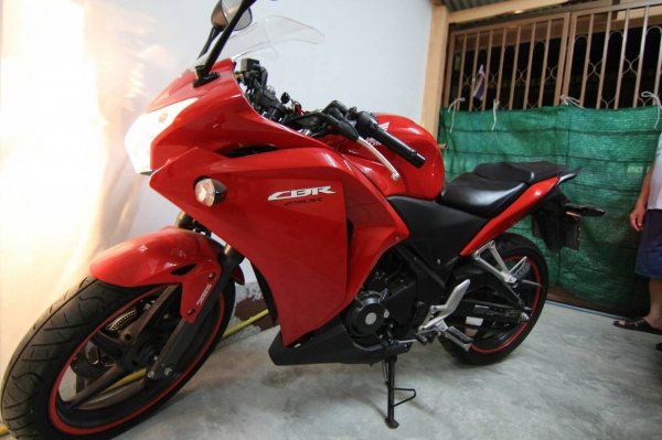 ปล่อยขาย CBR250r 250 cc 1สูบ สีแดง ปล่อยขาย CBR250r 250 cc 1สูบ สีแดง