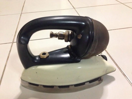 ขายเตารีด ใช้นำ้มัน สภาพสวยๆ ขาย 4500 ติดต่อ 0811160919