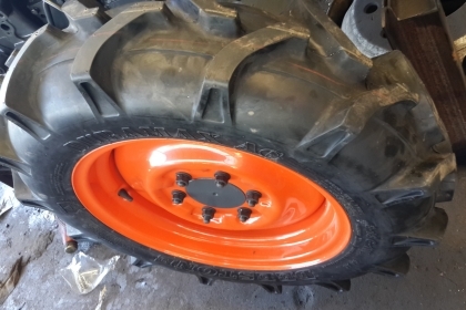 ** ราคา 2,500 บาทเท่านั้น ** ยางใหม่เกรดA ยางหน้ารถไถขอบ18 ขนาด 8-18 ลายก้าง ยี่ห้อ Deestone