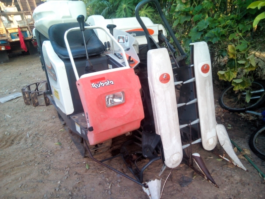 ((เจ้าของขายเองครับ )) รถเกี่ยวข้าวคูโบต้า SR-J3 Pro  จอยคอม โปร  พร้อมใช้ (ไม่ต้องง้อรถใหญ่และแรงงานคน))