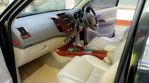 ขาย TOYOTA FORTUNER 3.0 V 4WD ตัวท๊อป ลดราคาเหลือ 600,000 เท่านั้น