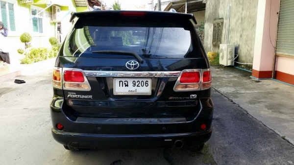 ขาย TOYOTA FORTUNER 3.0 V 4WD ตัวท๊อป ลดราคาเหลือ 600,000 เท่านั้น