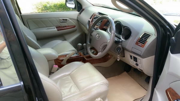 ขาย TOYOTA FORTUNER 3.0 V 4WD ตัวท๊อป ลดราคาเหลือ 600,000 เท่านั้น