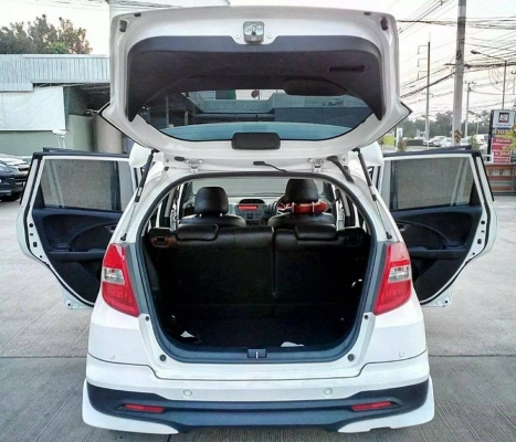 -----ขาย-----  (รถบ้าน ฟรีดาวน์ พร้อมโอน)  HONDA JAZZ ปี12 เกียร์AT เครื่อง 1.5 แอร์แบคคู่ เบาะหนังดำ กุญแจอีโม เซนทรัลล๊อก รถสวย ใหม่ เอี่ยม ไม่น้ำท่วม วิ่งน้อย ดูแลรักษาดี