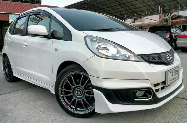 -----ขาย-----  (รถบ้าน ฟรีดาวน์ พร้อมโอน)  HONDA JAZZ ปี12 เกียร์AT เครื่อง 1.5 แอร์แบคคู่ เบาะหนังดำ กุญแจอีโม เซนทรัลล๊อก รถสวย ใหม่ เอี่ยม ไม่น้ำท่วม วิ่งน้อย ดูแลรักษาดี