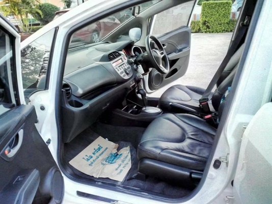 -----ขาย-----  (รถบ้าน ฟรีดาวน์ พร้อมโอน)  HONDA JAZZ ปี12 เกียร์AT เครื่อง 1.5 แอร์แบคคู่ เบาะหนังดำ กุญแจอีโม เซนทรัลล๊อก รถสวย ใหม่ เอี่ยม ไม่น้ำท่วม วิ่งน้อย ดูแลรักษาดี