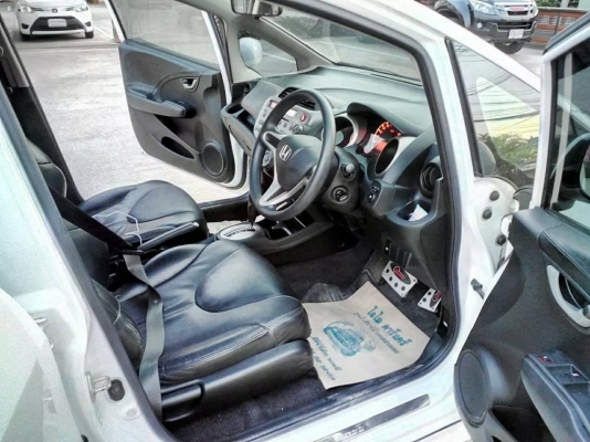 -----ขาย-----  (รถบ้าน ฟรีดาวน์ พร้อมโอน)  HONDA JAZZ ปี12 เกียร์AT เครื่อง 1.5 แอร์แบคคู่ เบาะหนังดำ กุญแจอีโม เซนทรัลล๊อก รถสวย ใหม่ เอี่ยม ไม่น้ำท่วม วิ่งน้อย ดูแลรักษาดี