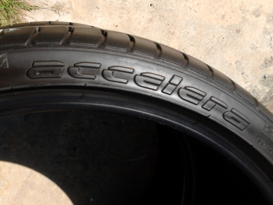 225/35R20 acceiera PHI ปี2012 ไม่มีปะ  มี 2 เส้น TEL.081-427-3941