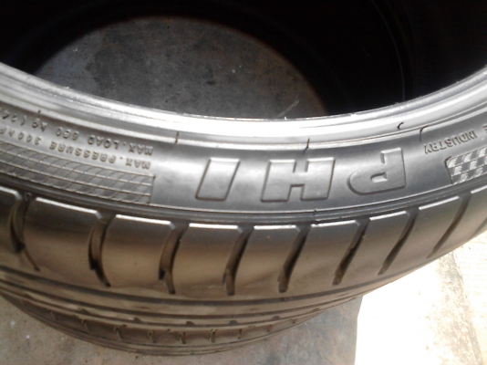 225/35R20 acceiera PHI ปี2012 ไม่มีปะ  มี 2 เส้น TEL.081-427-3941