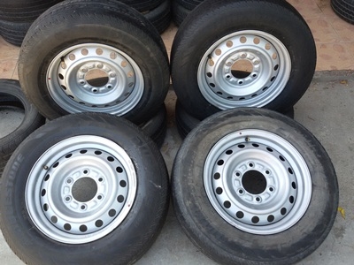 ขายล้อกะทะขอบ15  6 รู พร้อมยาง   4 ล้อ