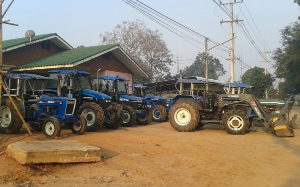 ขายแล้วขอบคุณ.เฮียสมหมาย ประจวบฯ ชุดตักหน้ารถไถฟอร์ด NH 6640 ตรงรุ่น ยี่ห้อFAUCHEUX F30 ปี1994 สภาพสวย มีงาเสียบหญ้า  ราคา95,000บาท.