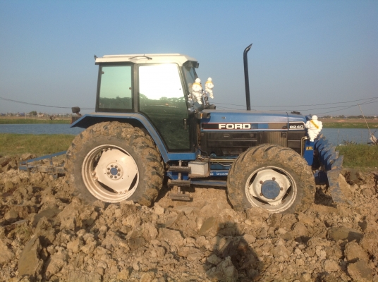 ขายรถไถ8240(7840)รถสวยแอรเย็นสีเดิมเอกสารพร้อมโอน