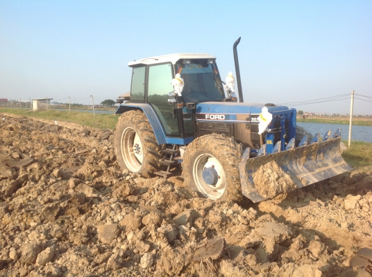 ขายรถไถ8240(7840)รถสวยแอรเย็นสีเดิมเอกสารพร้อมโอน