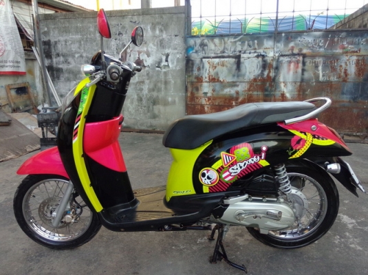 Scoopy-i สีชมพู-ดำ หัวฉีดประหยัดน้ำมัน ราคาถูกครับ
