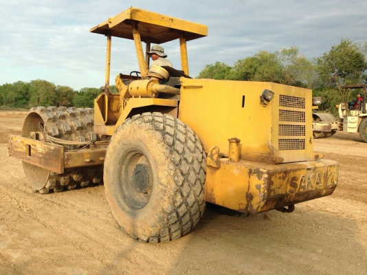 ขายรถบด SAKAI SV500 มี 2 คัน 1.มีล้อหนามอย่างเดียว ราคา 1100000 คันที่ 2 มี 2 เปลือก ราคา 1200000 เล่มทะเบียน