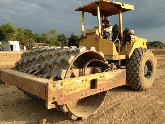 ขายรถบด SAKAI SV500 มี 2 คัน 1.มีล้อหนามอย่างเดียว ราคา 1100000 คันที่ 2 มี 2 เปลือก ราคา 1200000 เล่มทะเบียน