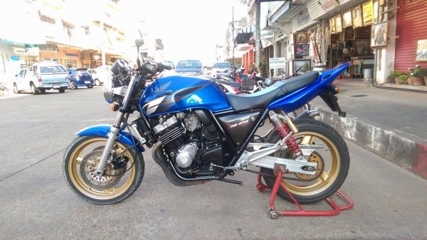 ขาย HONDA CB400 ปี95 ของแต่งล้น ท่อแต่ง YOSHIMURA ท้ายแต่งเทค3 ทั้งชุด มือเบรคแต่งปรับระดับ ไฟหน้าตาเพชร สเตอทอง แฮนด์บาร์ ปั๊มบนแต่ง อินวอยส์ สวยๆ คับ ราคา 53500 บาท ส่งได้ทั่วไทยคับ สนใจติดต่อ 081-0578282 ไอดีไลน์ POPBIGBIKESAKON คับ สนใจรถสวย ถูก ดี ต้