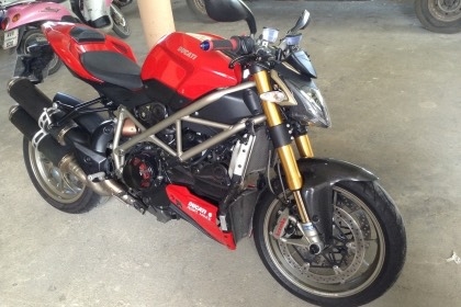 ธารนนทบุรี//ขาย ducati streetfighter 1100s ปี2012 สภาพนางฟ้า เครื่องดีมากท๊อกมาตามมือ ระบบไฟสมบูรณ์ทุกจุด ราคา 590,000 บาท ทะเบียนโอน