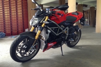 ธารนนทบุรี//ขาย ducati streetfighter 1100s ปี2012 สภาพนางฟ้า เครื่องดีมากท๊อกมาตามมือ ระบบไฟสมบูรณ์ทุกจุด ราคา 590,000 บาท ทะเบียนโอน