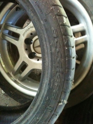 ขาย ยางขอบ225/40R18 ปี 12 ขาย  2000