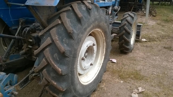 ขายรถไถ 2 เพลา Ford 6610 สภาพสวยพร้อมใช้ เอกสารเล่มทะเบียนครบ ยางเต็ม แถมผานดันหน้า และผาน 6 ราคาต่อรองได้ครับ