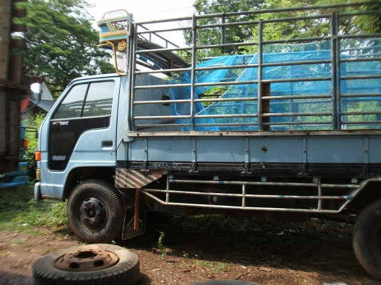 ขายรถบรรทุกหกล้อ อีซูซุ เครื่องยนต์ 110 แรงม้า เครื่องดี คัตซีสวย สภาพดีพร้อมใช้งาน พร้อมโอน