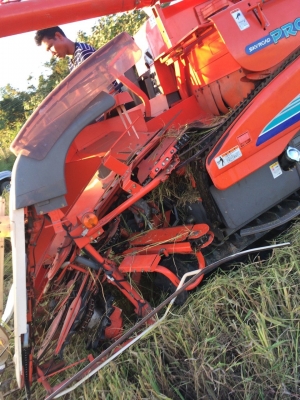 ขายรถเกี่ยวคูโบต้า มือสองญี่ปุ่นสภาพใหม่มาก มีอุ้มข้าว 600 กก. พร้อมท่อส่งข้าว พร้อมใช้