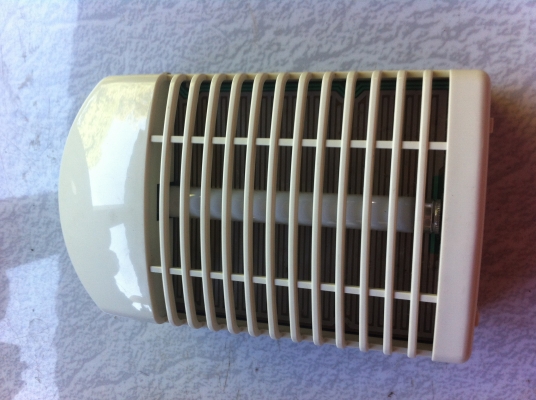 เครื่องล่อยุงมาช๊อตด้วยไฟ้ฟ้า เครื่องขนาดไม่ใหญ่มากใช้พลังงานจากถ่าน 4 ก้อนหรือจะใช้จากหม้อแปลงเสียบได้