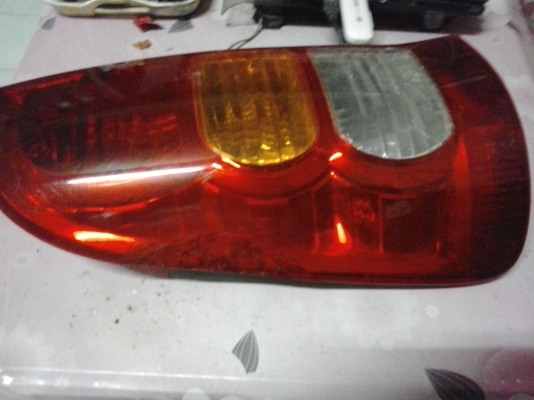 ขายไฟท้าย vigo 300 ฿ พอ