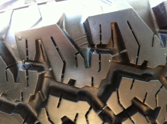 ขายยาง BF Goodrich All-terrain 265 75 r16 ปี14 ตุ่มหน้ายางอยู่ครบ