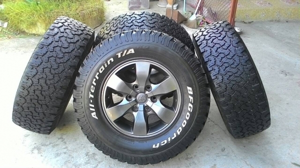 ขายยาง BF ALL 265/70R16 ปี 11 พร้อมล้อสีเทากัล