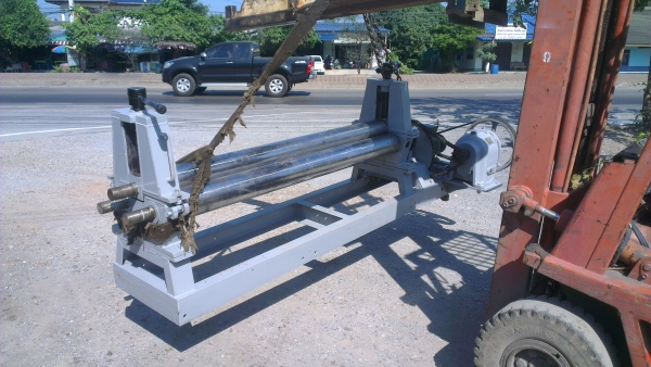 Sell> ขายเครื่องม้วนเหล็กแผ่น หน้ากว้าง 5 ฟุต ม้วนหนา 6 มิล หัวเครื่องติดลูกดัดแป็ปได้ด้วย มอเตอร์ 3 เฟส พร้อมใช้งานครับ