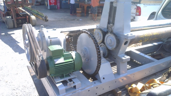 Sell> ขายเครื่องม้วนเหล็กแผ่น หน้ากว้าง 5 ฟุต ม้วนหนา 6 มิล หัวเครื่องติดลูกดัดแป็ปได้ด้วย มอเตอร์ 3 เฟส พร้อมใช้งานครับ