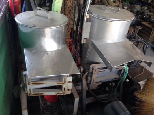 ขายถังสแตนเลส พร้อมใบกวน 2 ถังใบกวนคนละแบบ สภาพดี ใช้กับมอเตอร์ 2-3HP.