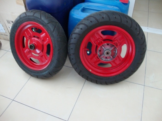ขายล้อแม็ก+ยาง KSR ตัวเก่า สีแดง สภาพดี คับ ราคา 1000 บาท