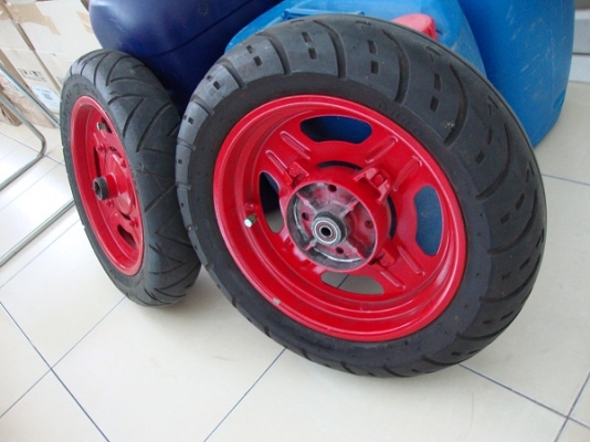 ขายล้อแม็ก+ยาง KSR ตัวเก่า สีแดง สภาพดี คับ ราคา 1000 บาท