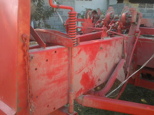 ขายตามสภาพเครื่องอัดฟางนิ้วฮอลแลนใช้งานได้เลยไม่ต้องซ่อม